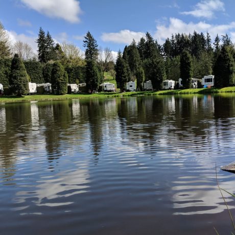 The motorhomes in front of the lake